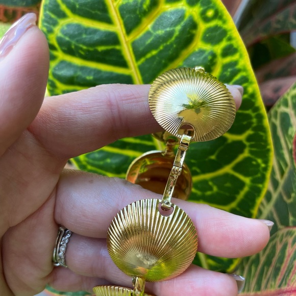 VTG Christian Dior gold tone fluted clam shell bracelet - Picture 3 of 10